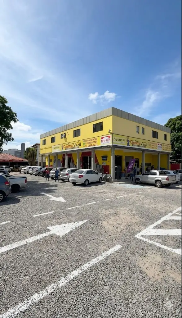 Estacionamento amplo no depósito — ConstruVilas